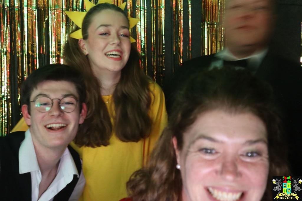 ../Images/Jeugd Opwarmbal Photobooth 320.jpg